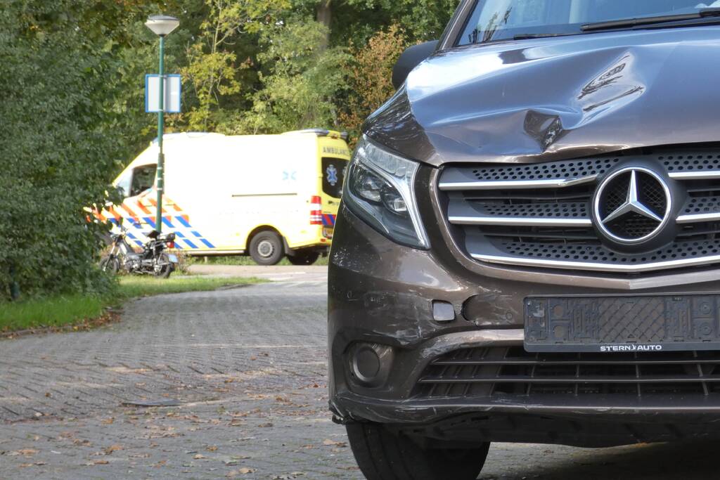 Bestelbus ziet scooterrijder over het hoofd en botst