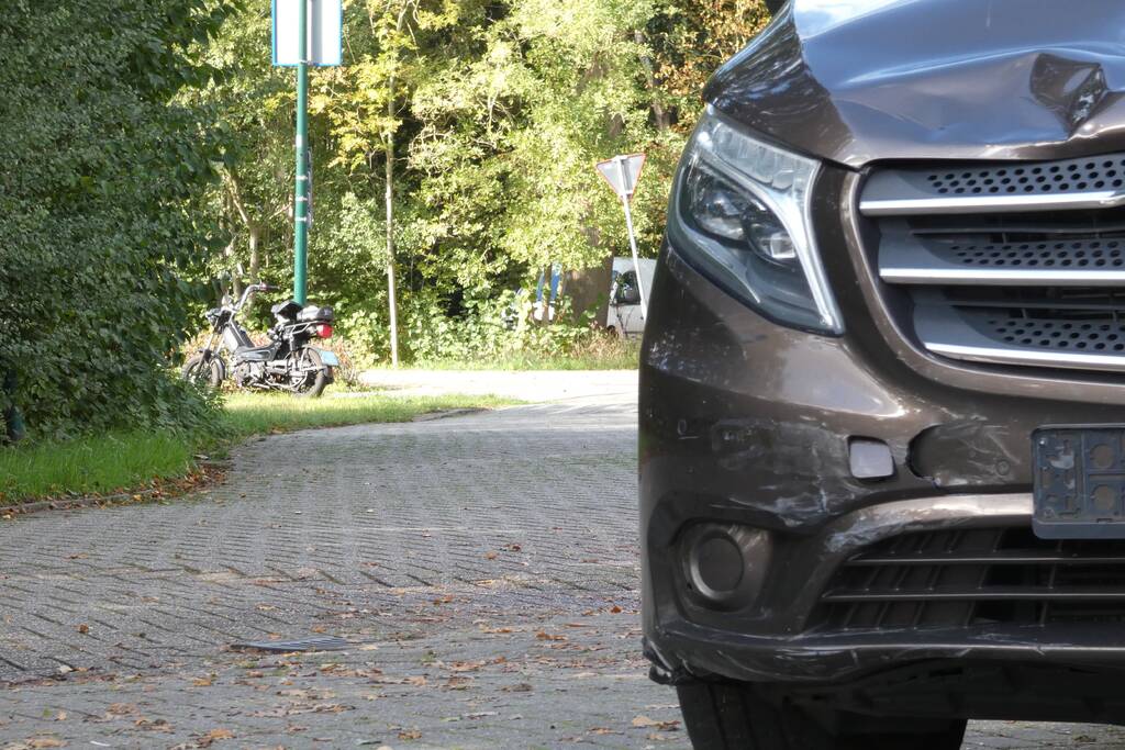 Bestelbus ziet scooterrijder over het hoofd en botst