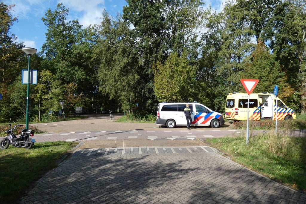 Bestelbus ziet scooterrijder over het hoofd en botst