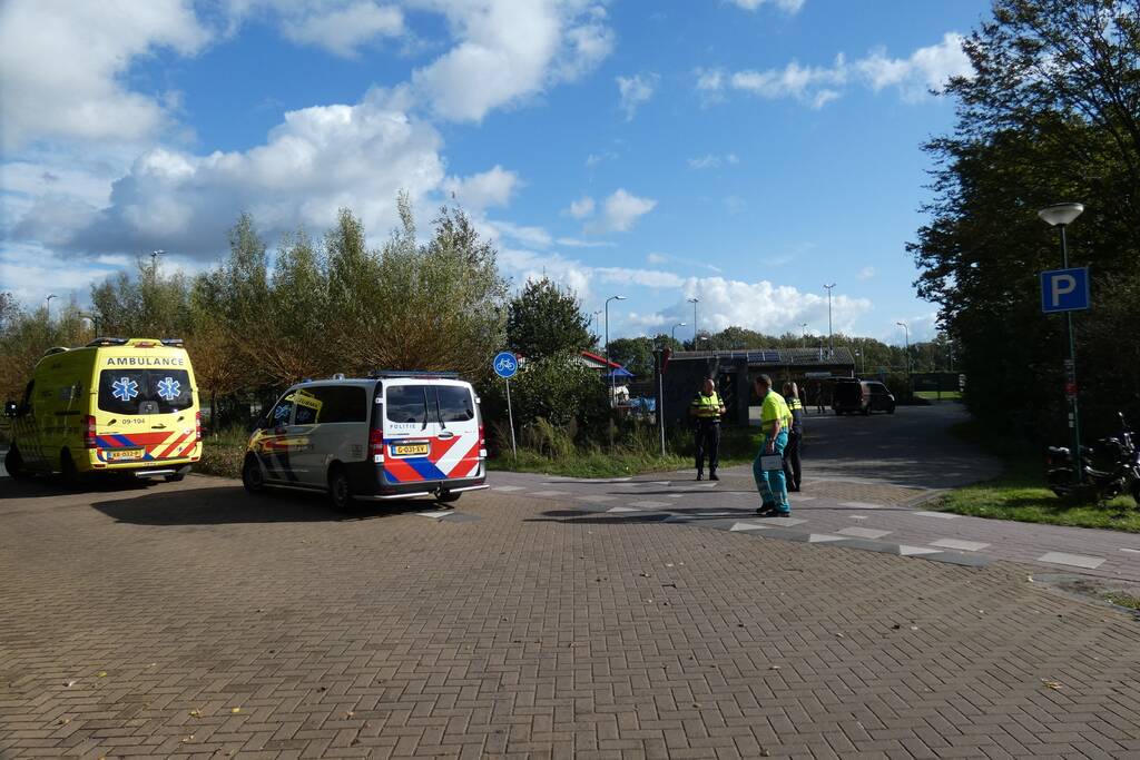 Bestelbus ziet scooterrijder over het hoofd en botst