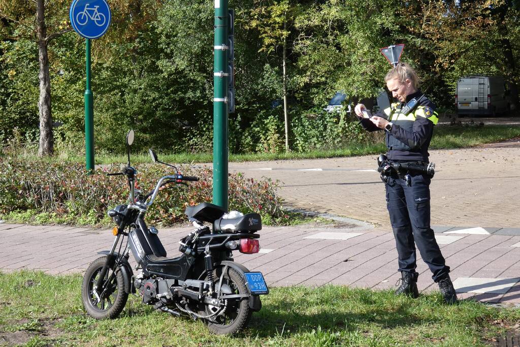Bestelbus ziet scooterrijder over het hoofd en botst
