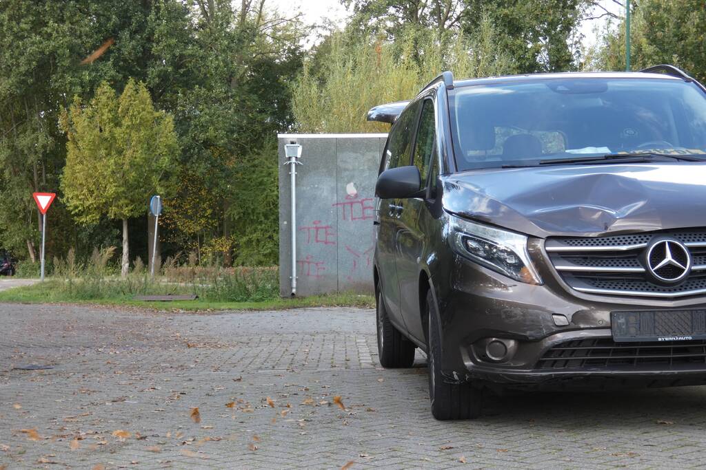 Bestelbus ziet scooterrijder over het hoofd en botst