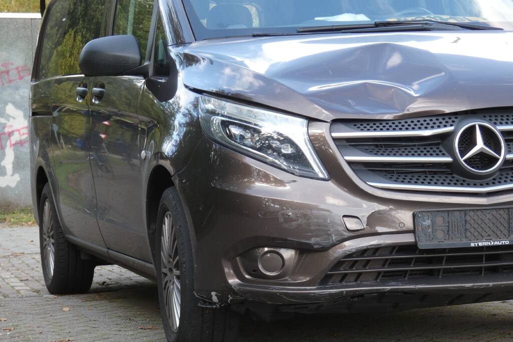 Bestelbus ziet scooterrijder over het hoofd en botst