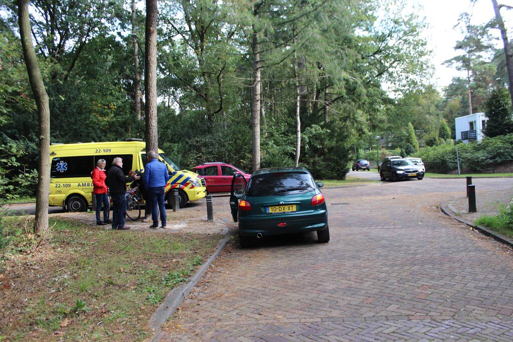Twee auto's botsen op kruising