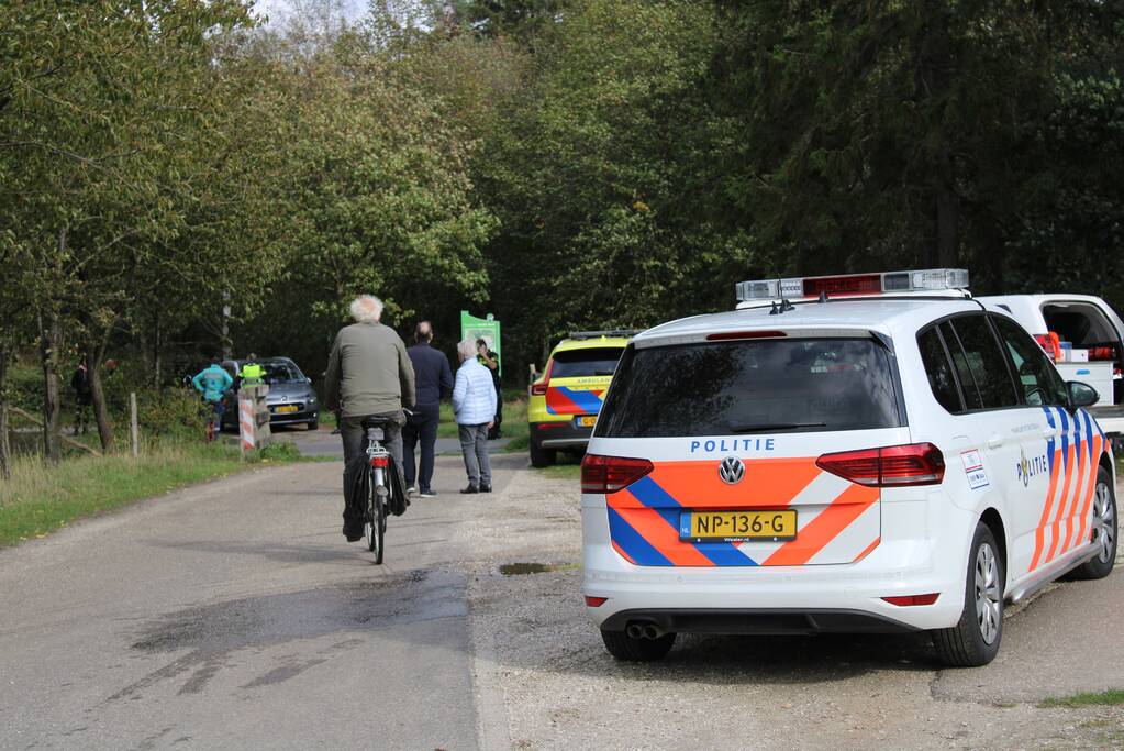 Menwagen botst met auto