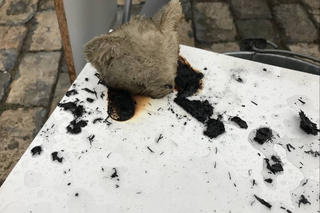 Teddybeer op zolder in brand