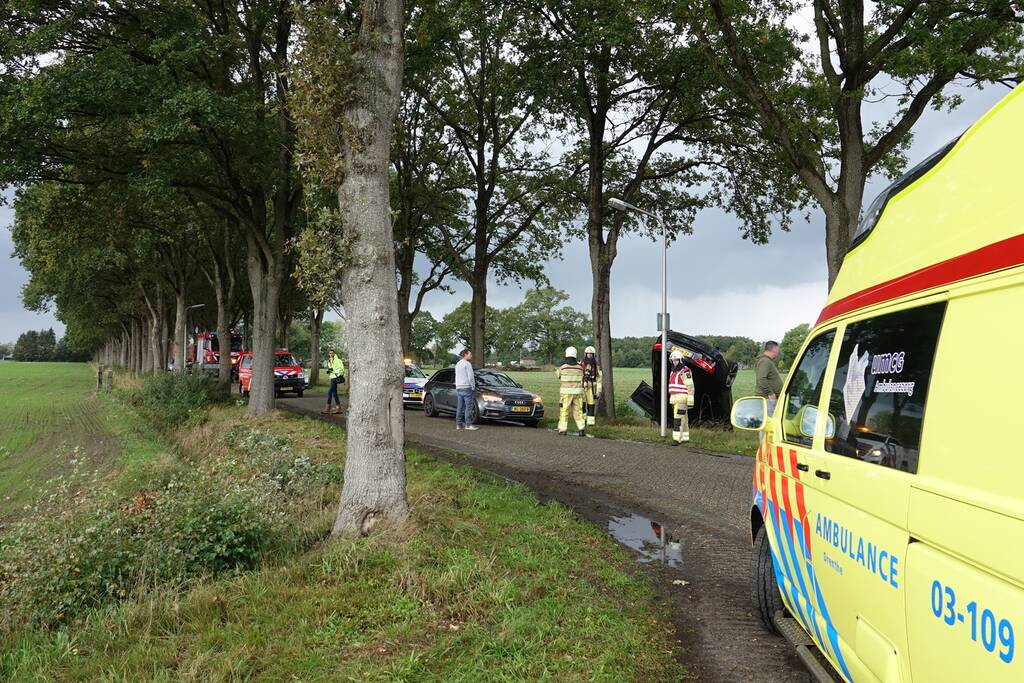 Auto belandt op de kop in greppel na botsing