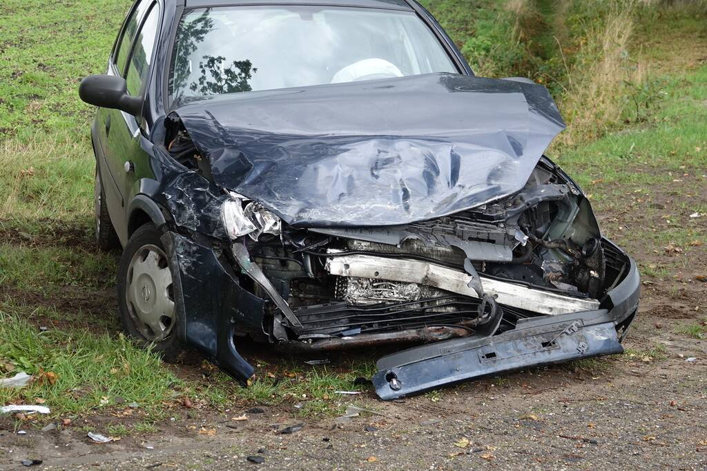 Auto belandt op de kop in greppel na botsing