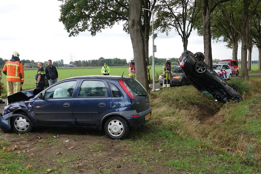 Auto belandt op de kop in greppel na botsing