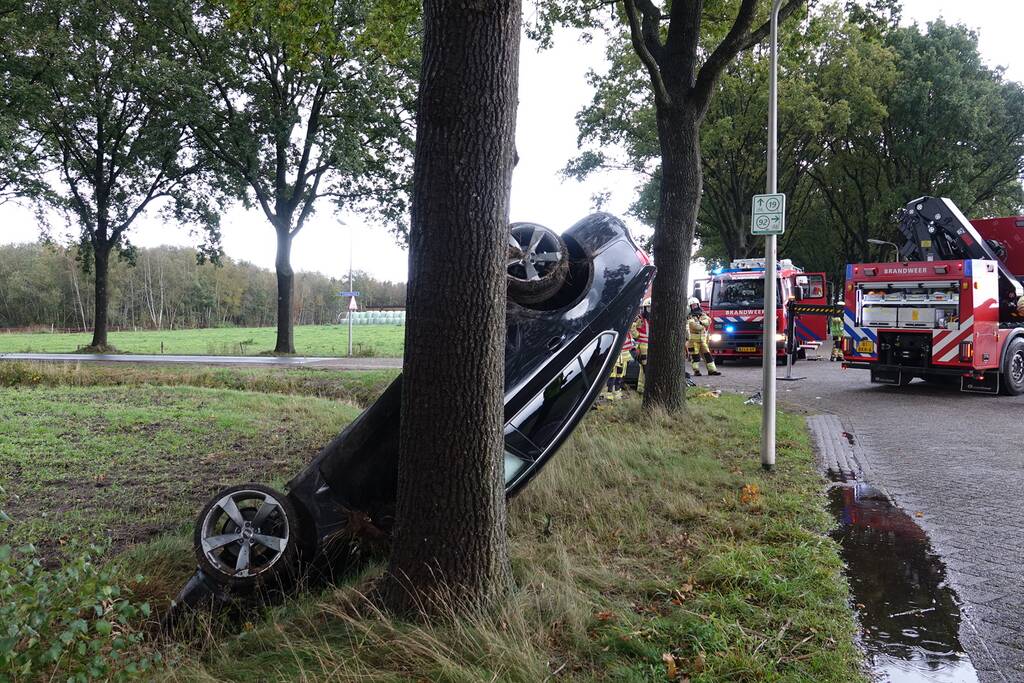 Auto belandt op de kop in greppel na botsing