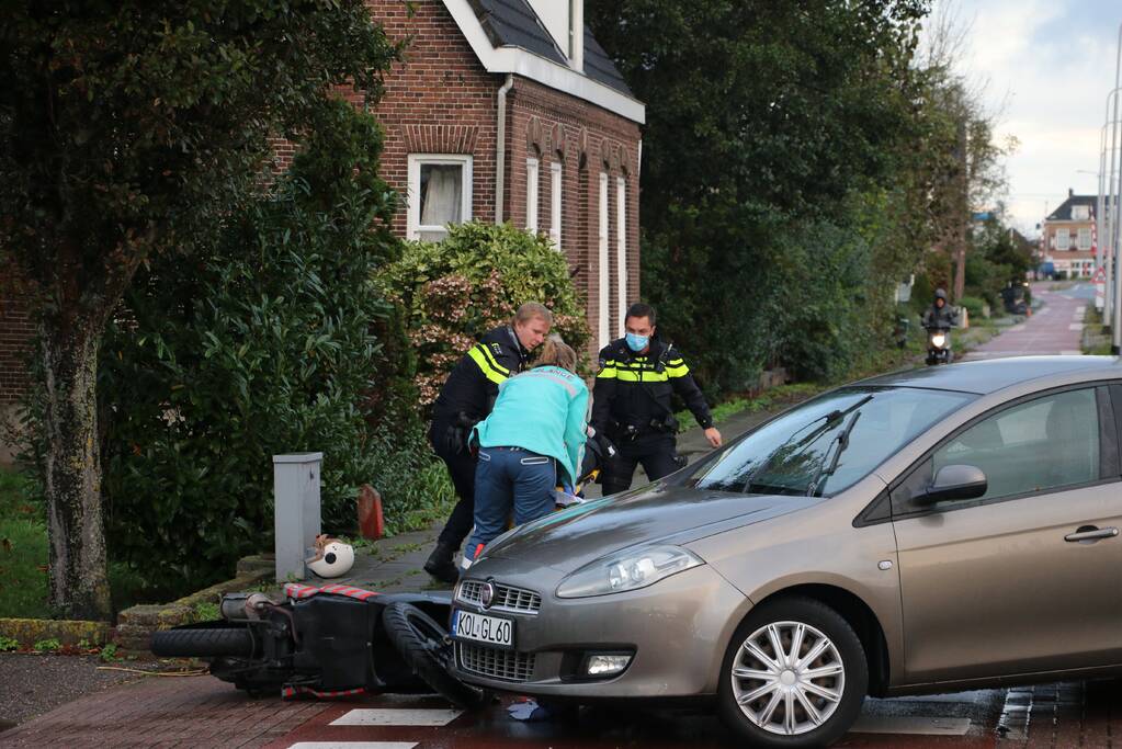 Aanrijding tussen auto en scooter