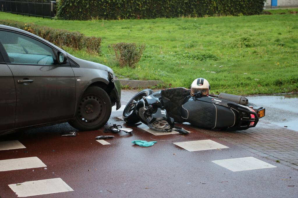 Aanrijding tussen auto en scooter