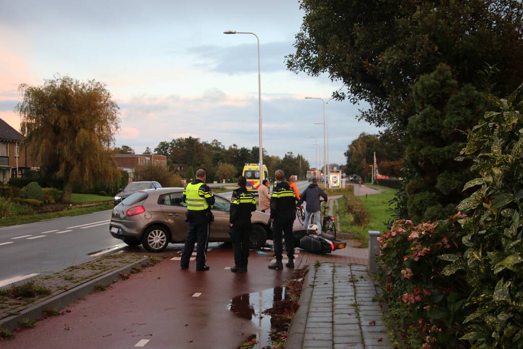 Aanrijding tussen auto en scooter