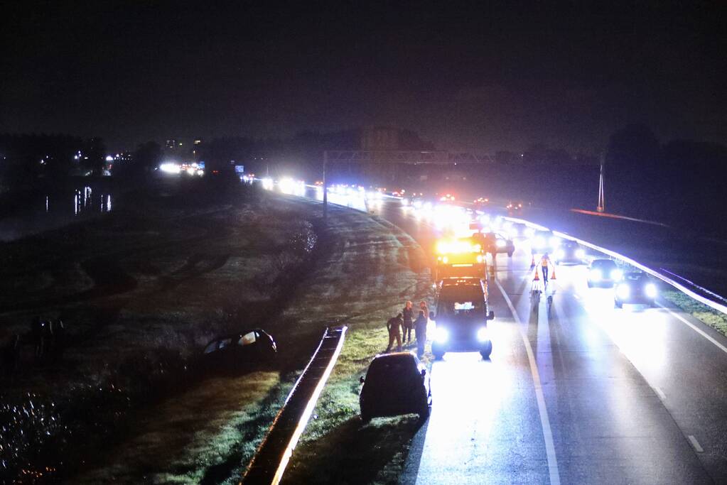 Personenauto raakt van de weg en belandt in greppel