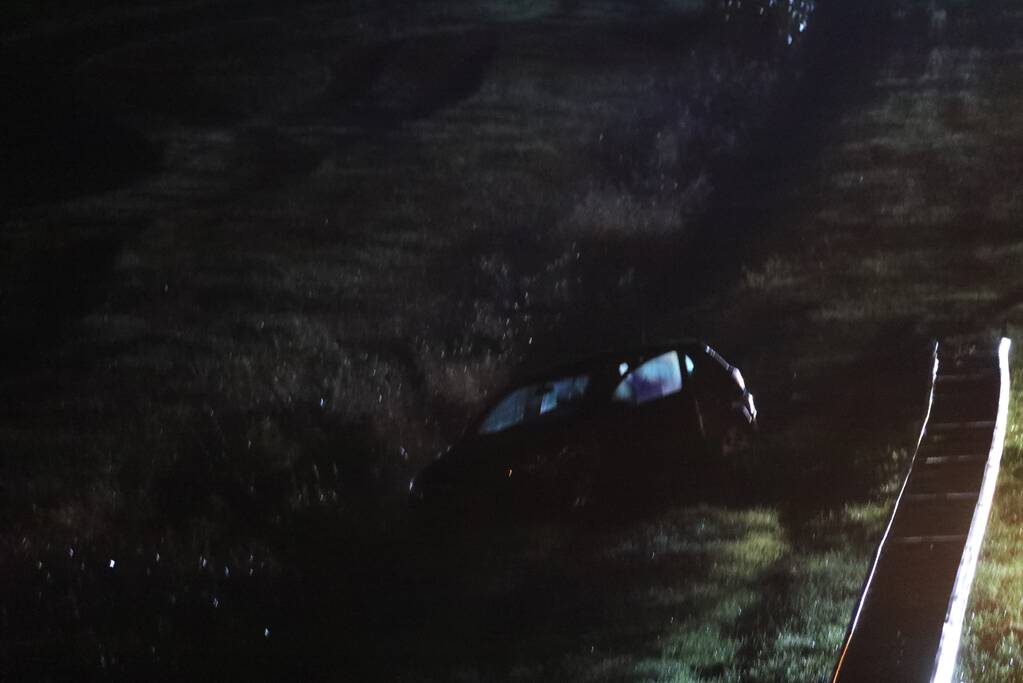 Personenauto raakt van de weg en belandt in greppel