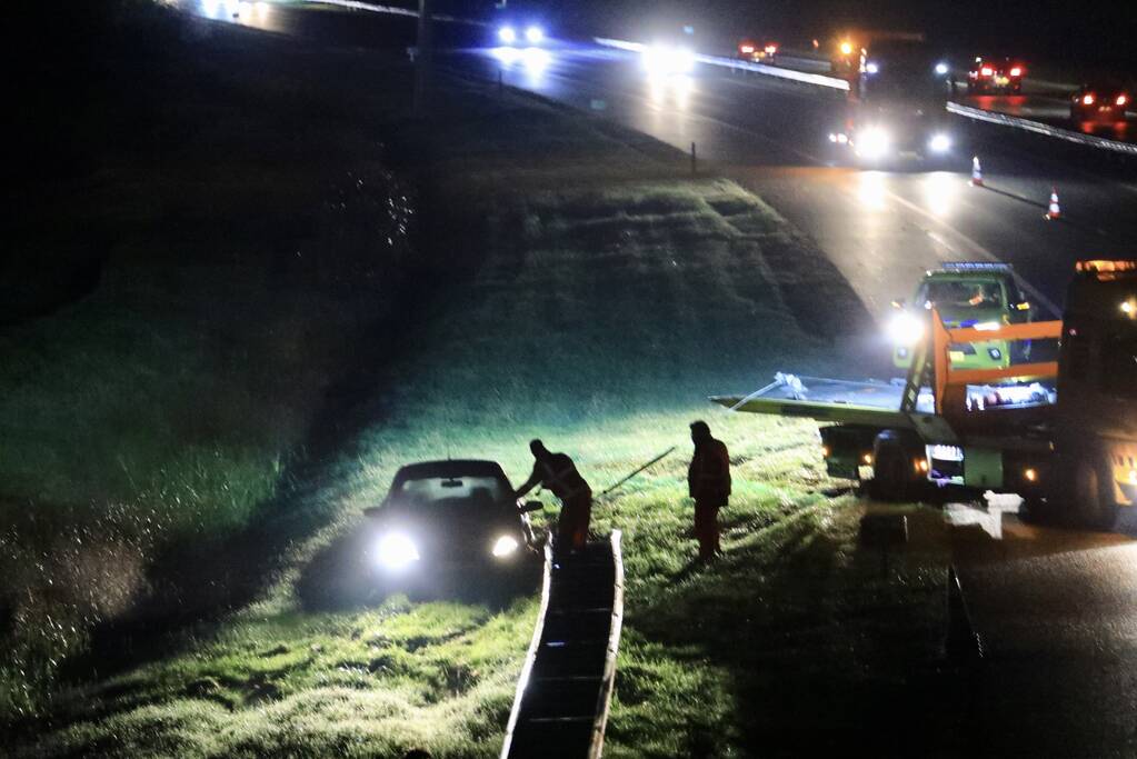Personenauto raakt van de weg en belandt in greppel