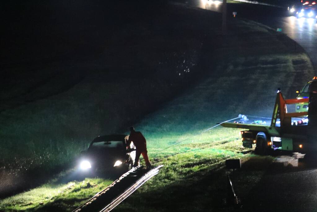 Personenauto raakt van de weg en belandt in greppel