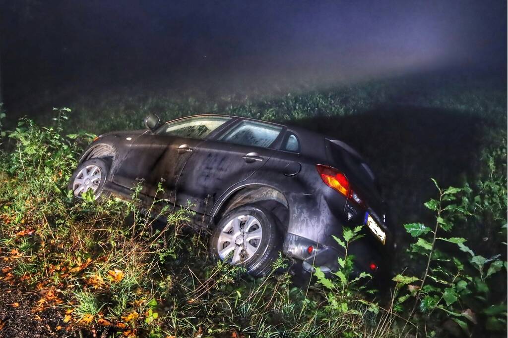 Auto in sloot, bestuurder spoorloos