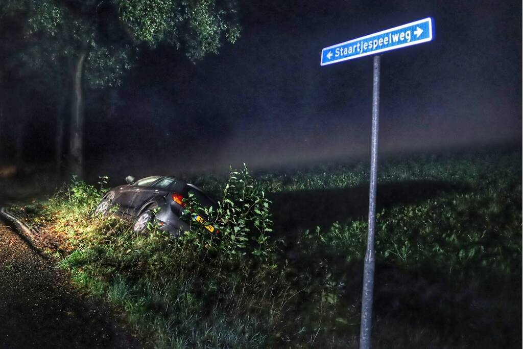 Auto in sloot, bestuurder spoorloos