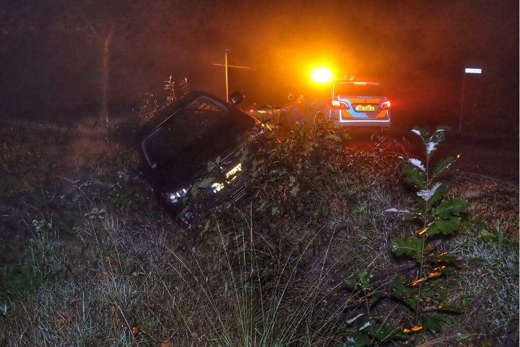 Auto in sloot, bestuurder spoorloos