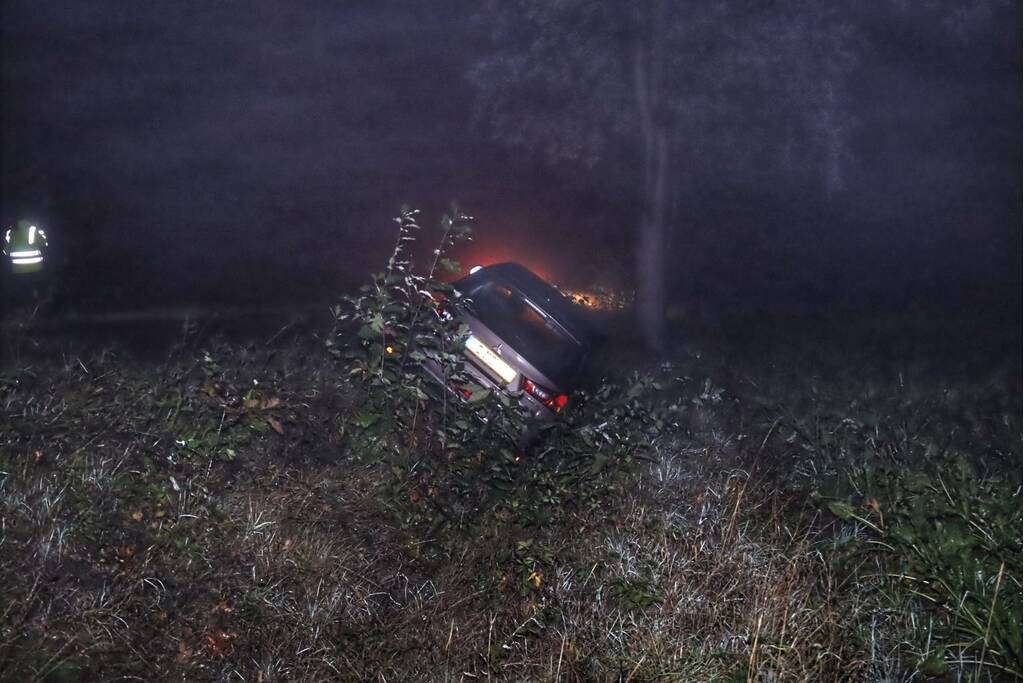 Auto in sloot, bestuurder spoorloos