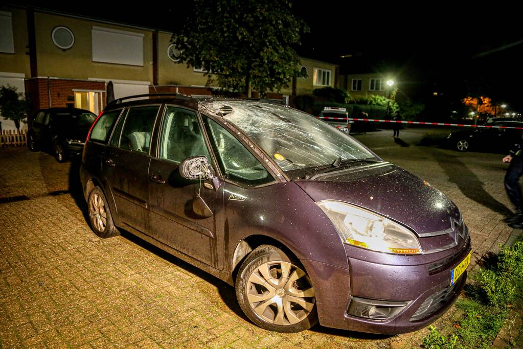 Auto enorm beschadigd door explosief