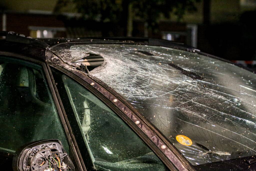 Auto enorm beschadigd door explosief