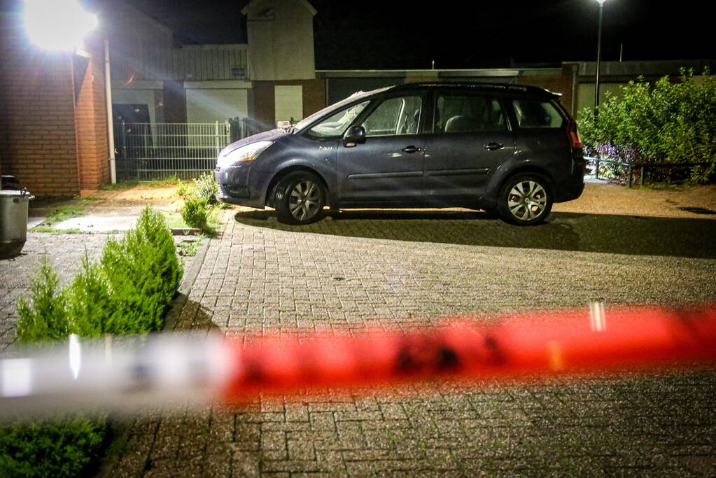 Auto enorm beschadigd door explosief