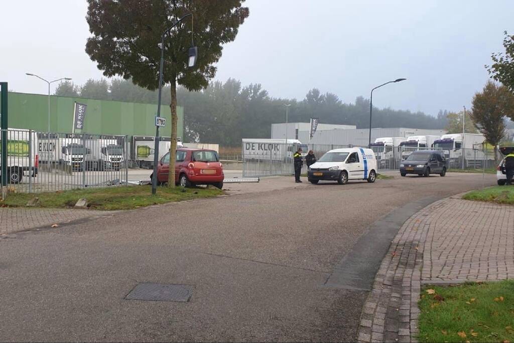 Auto raakt van de weg komt tot stilstand tegen toeganspoort