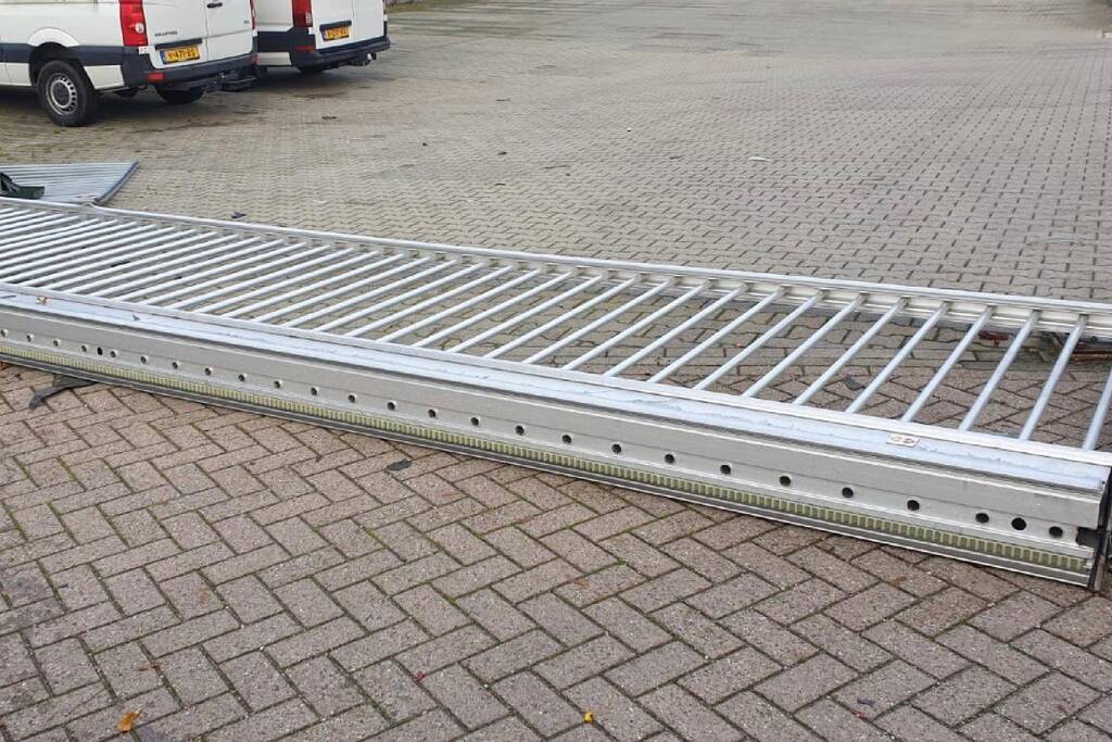 Auto raakt van de weg komt tot stilstand tegen toeganspoort