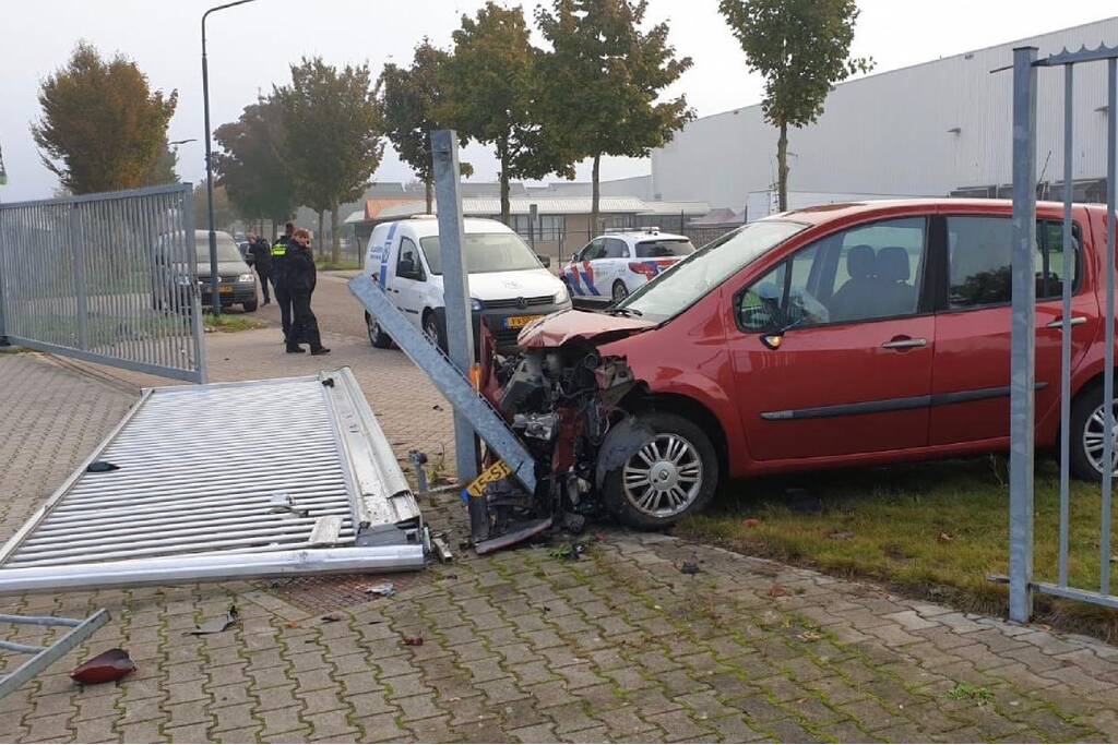 Auto raakt van de weg komt tot stilstand tegen toeganspoort