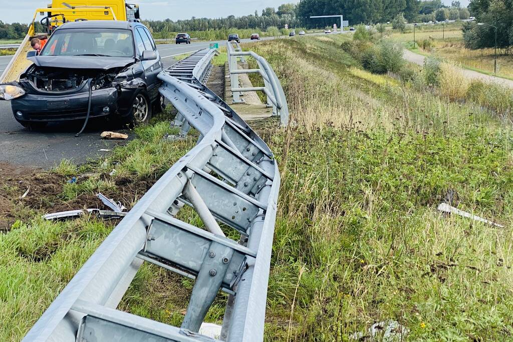 Auto belandt op toerit van snelweg in vangrail