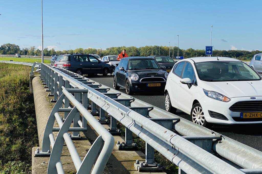 Auto belandt op toerit van snelweg in vangrail