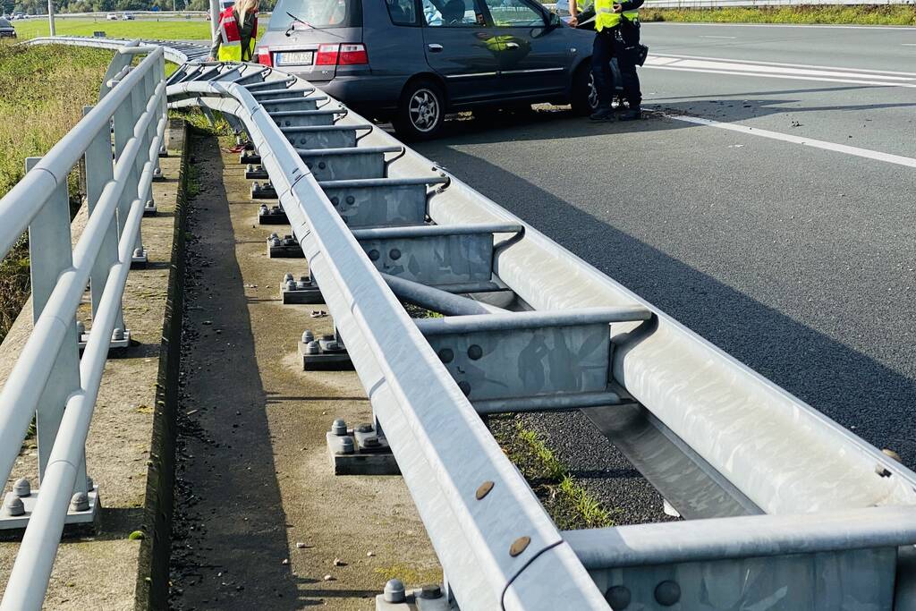 Auto belandt op toerit van snelweg in vangrail