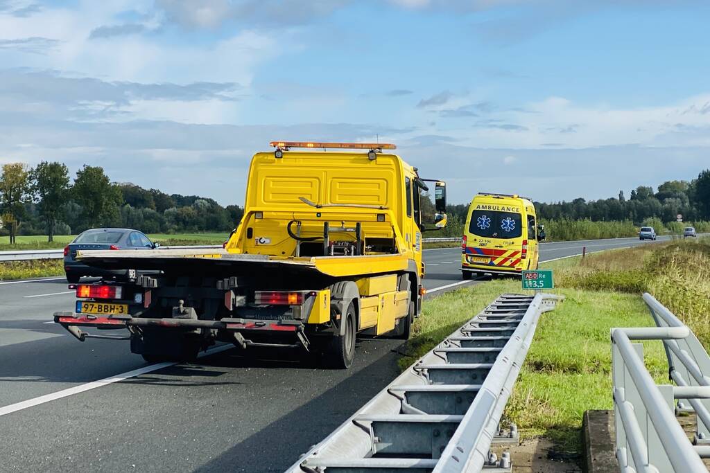 Auto belandt op toerit van snelweg in vangrail