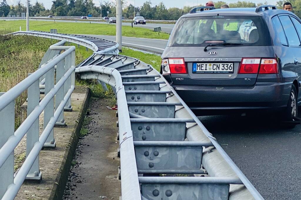 Auto belandt op toerit van snelweg in vangrail