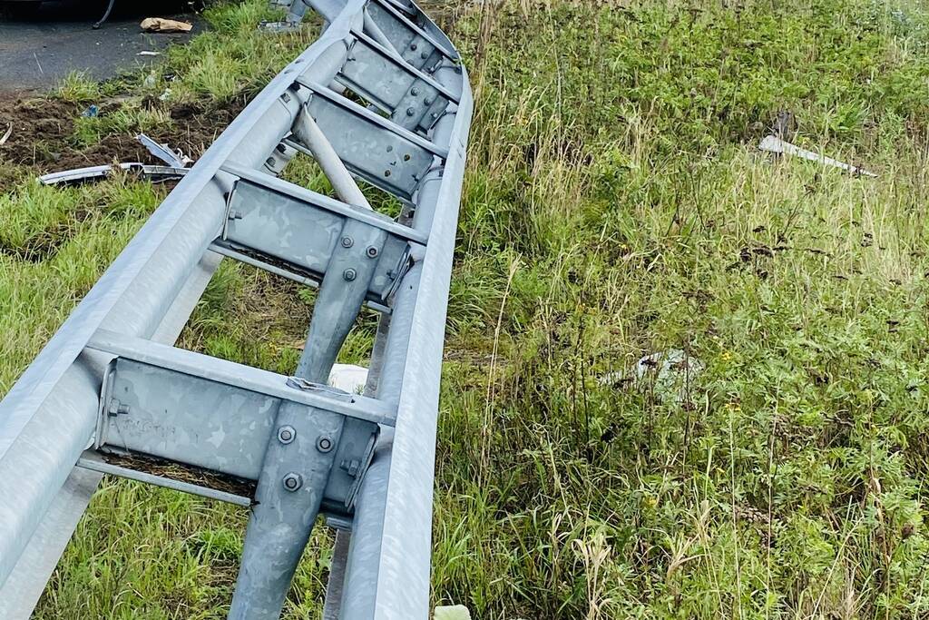 Auto belandt op toerit van snelweg in vangrail