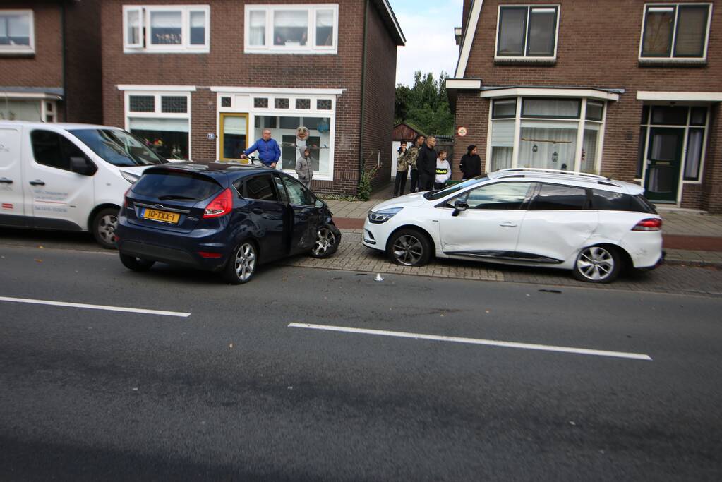 Schade na aanrijding tussen twee voertuigen