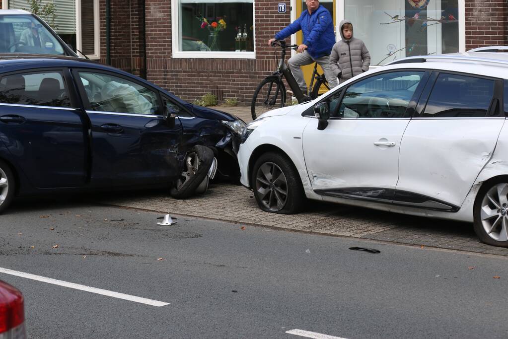 Schade na aanrijding tussen twee voertuigen
