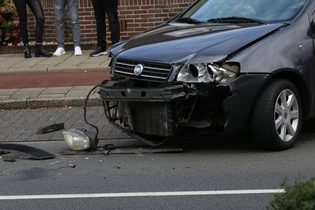 Schade na aanrijding tussen twee voertuigen