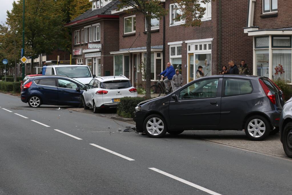 Schade na aanrijding tussen twee voertuigen