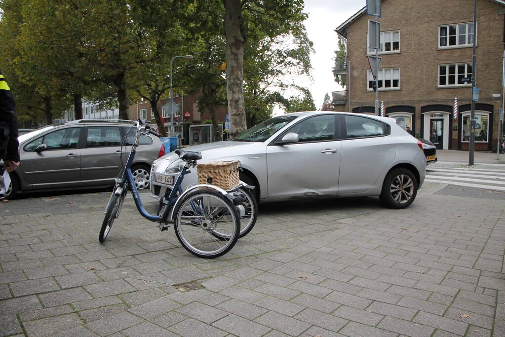Auto en fietsster in botsing