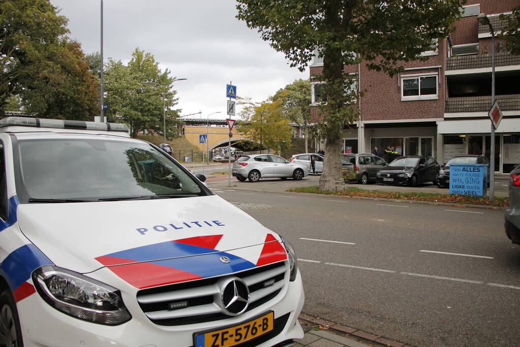 Auto en fietsster in botsing