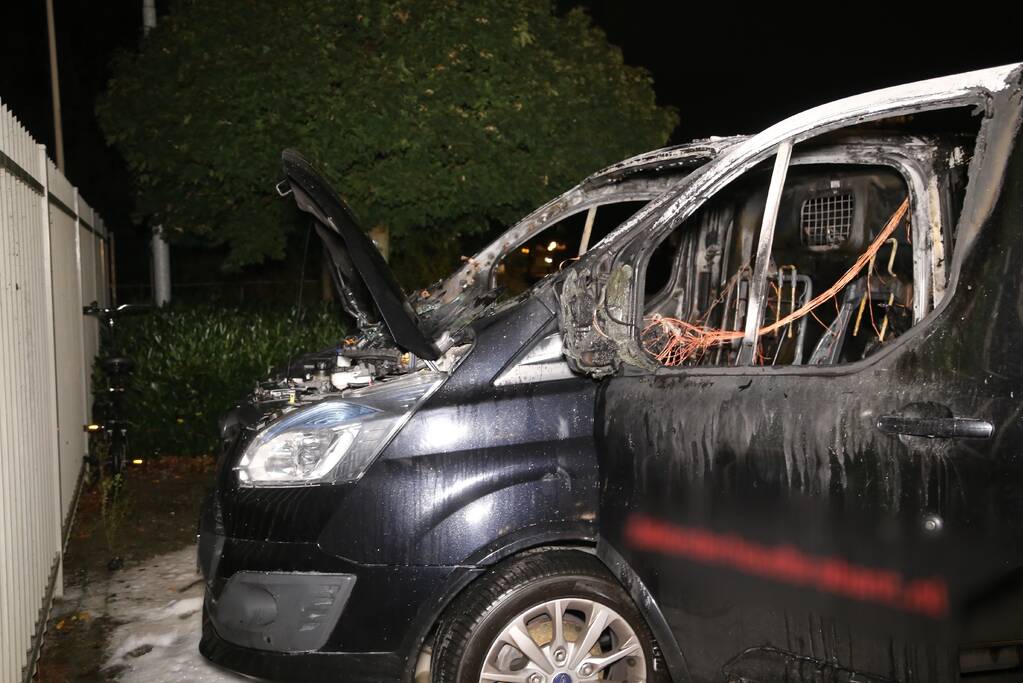 Uitgebrande bestelbus vat opnieuw vlam