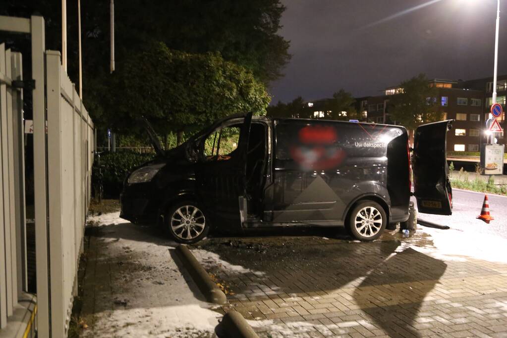 Uitgebrande bestelbus vat opnieuw vlam