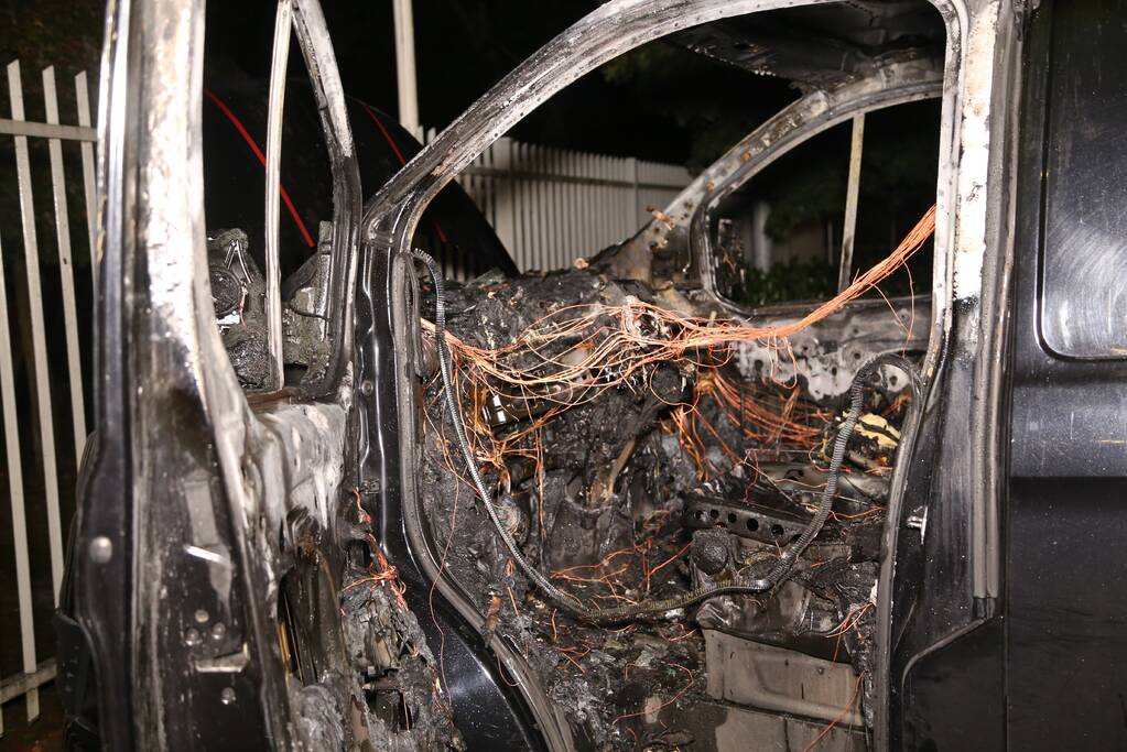 Uitgebrande bestelbus vat opnieuw vlam