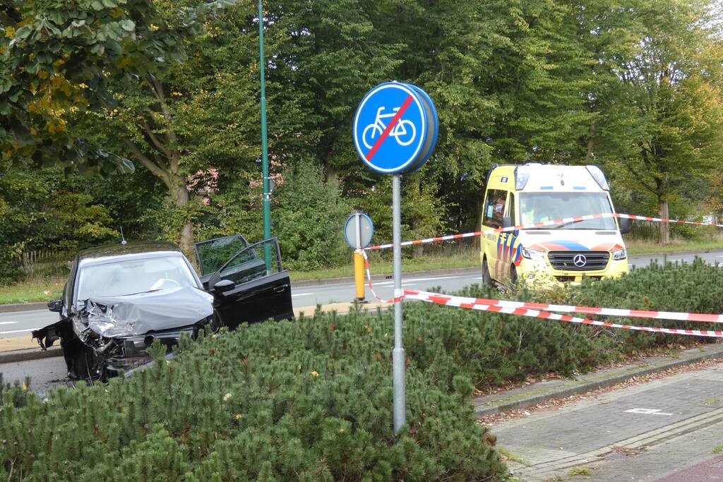 Enorme schade na botsing met twee auto's