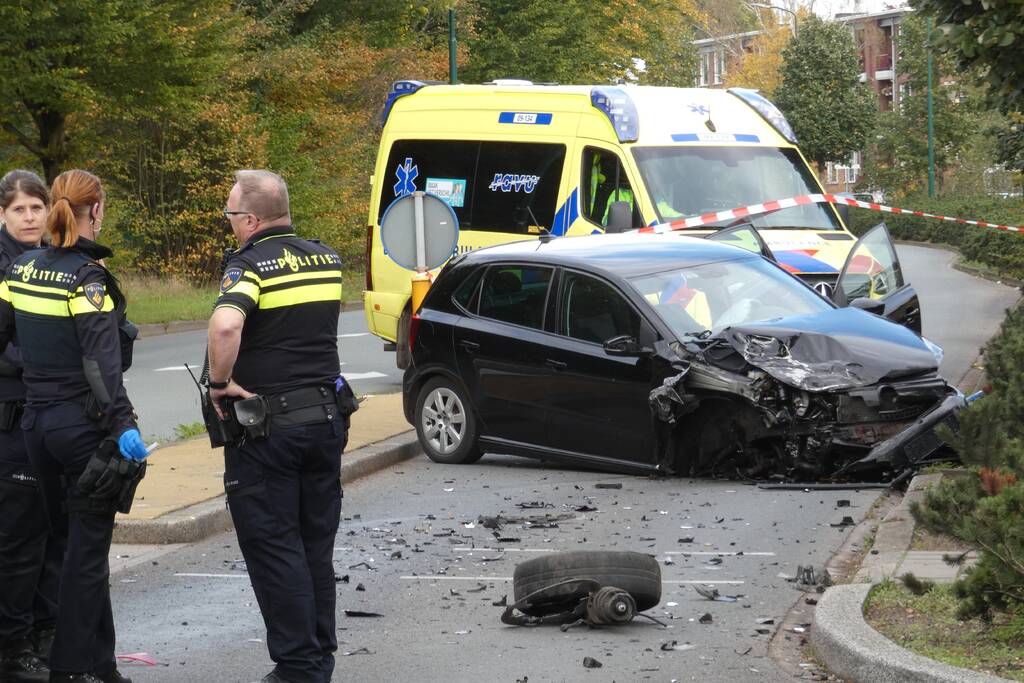 Enorme schade na botsing met twee auto's