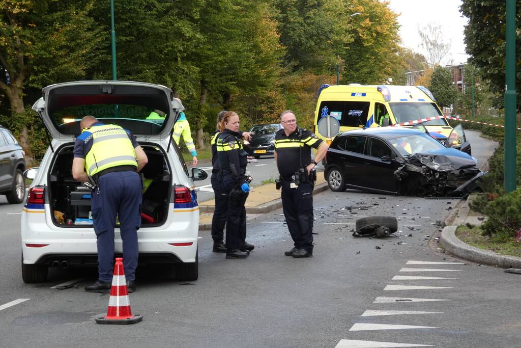 Enorme schade na botsing met twee auto's