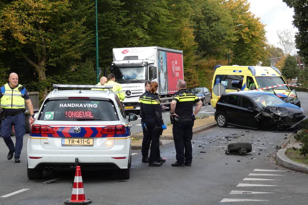 Enorme schade na botsing met twee auto's